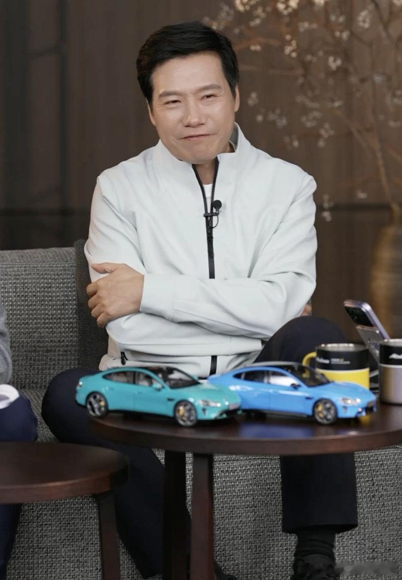 【雷军回应掉粉20多万】雷军回应掉粉 在1月7日晚间的直播中，雷军回应掉粉20多