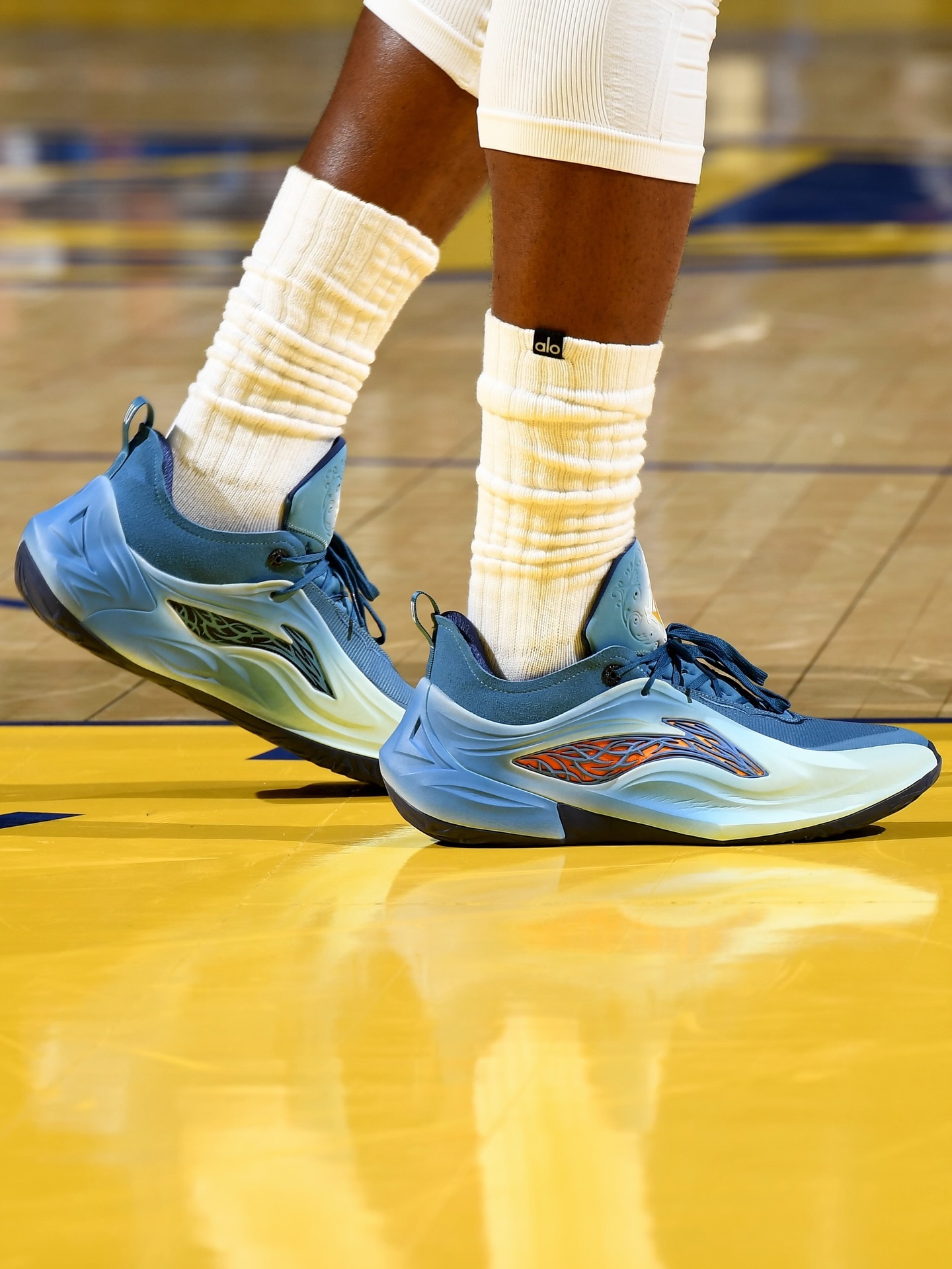 巴特勒昨天上脚的JB4新配色有点类似于瓷器蓝的那种感觉比前几个配色还要好看🤩巴