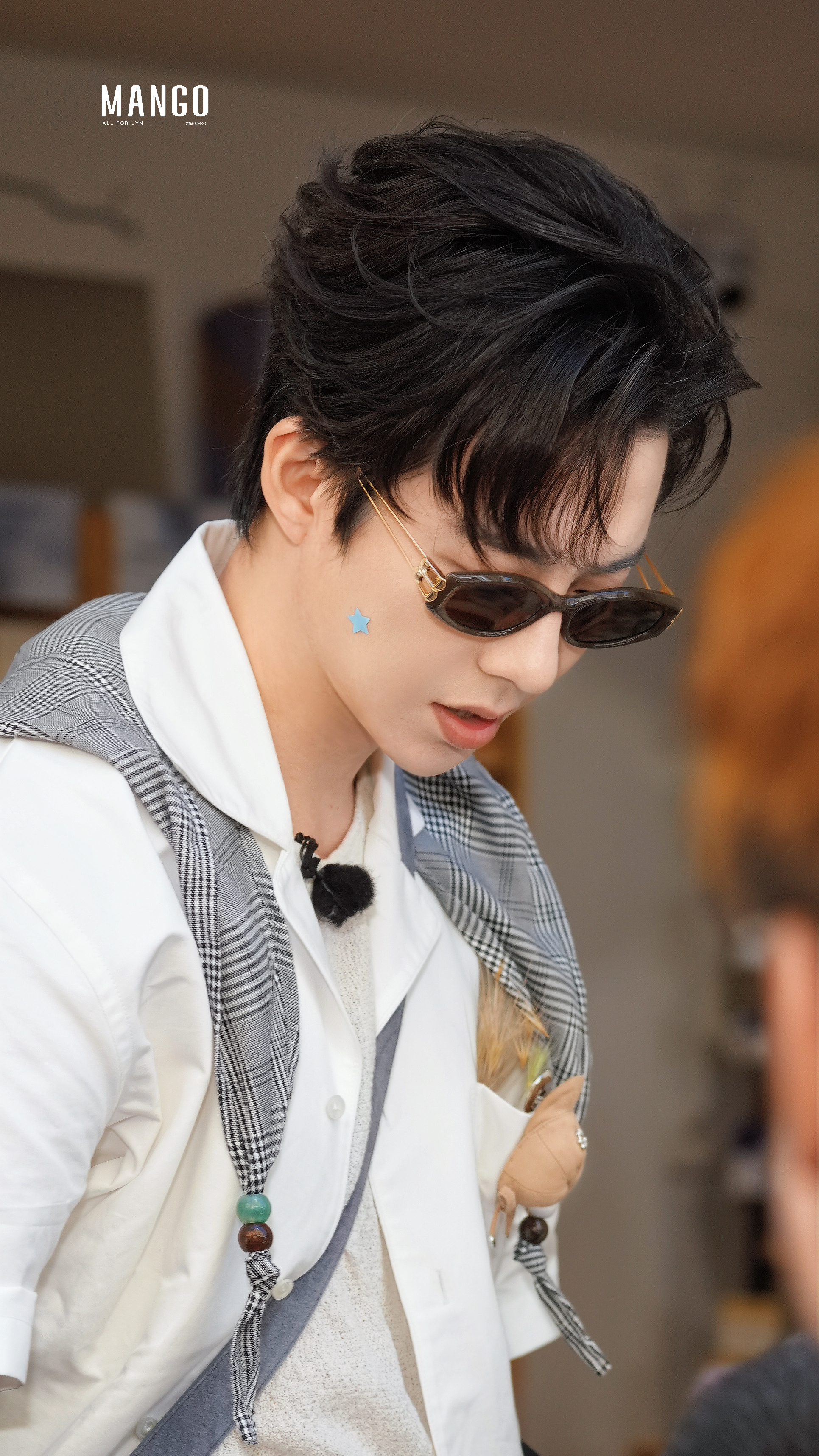 这大可爱 咋啥都乐意往兜里塞捡的草也塞。买的小熊也塞