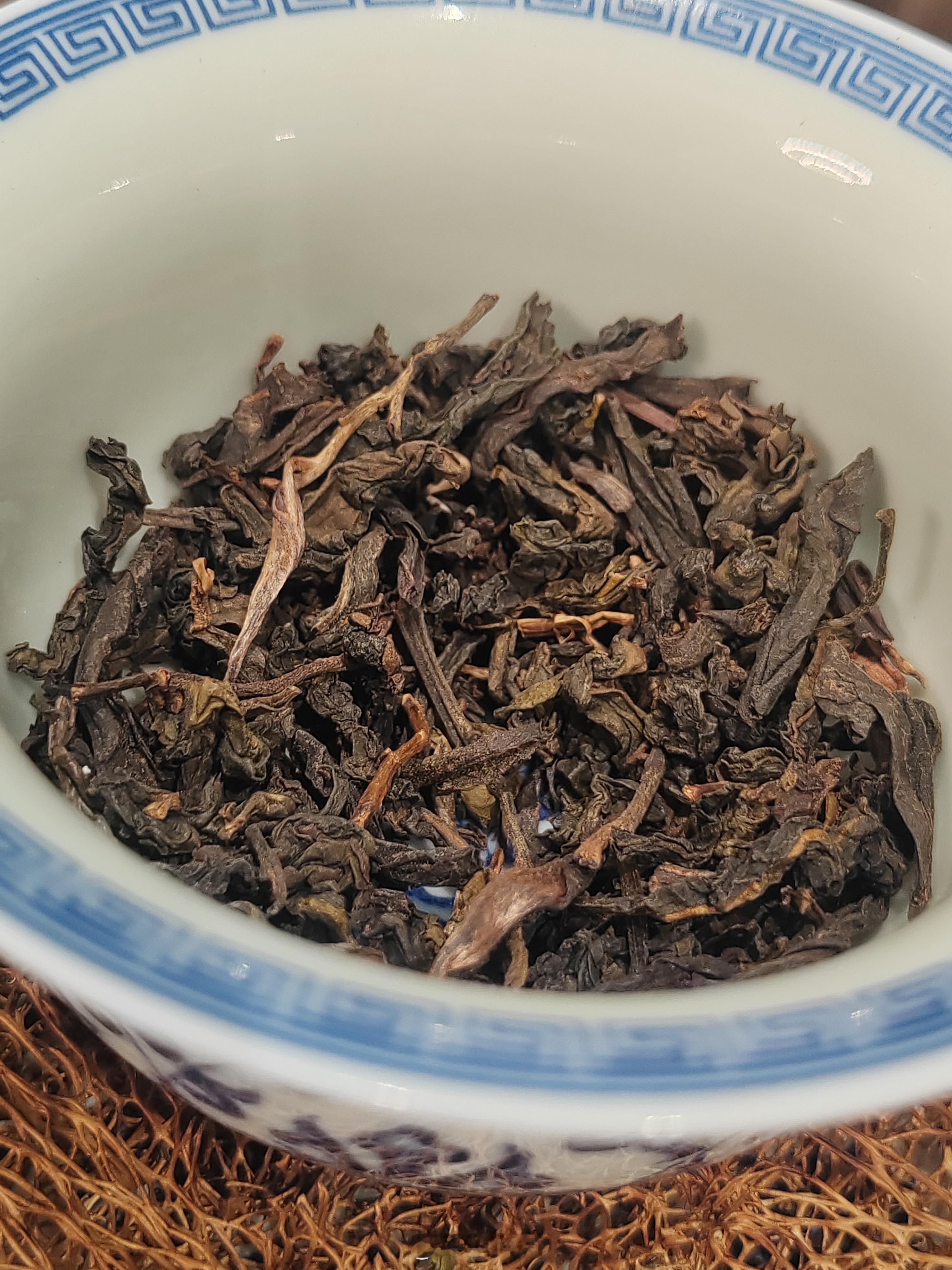 这个夏天闷得叫人透不过气来。推开窗，热浪扑面，连风都是慵懒的，黏在皮肤上不肯离去