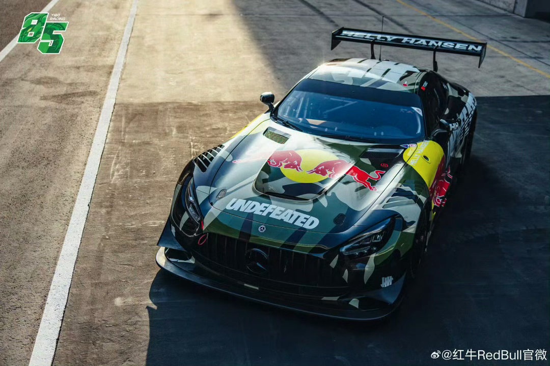 王一博赛车新拉花赛车手王一博的排面赛车手王一博的排面，三家品牌联合赞助，咱就说这