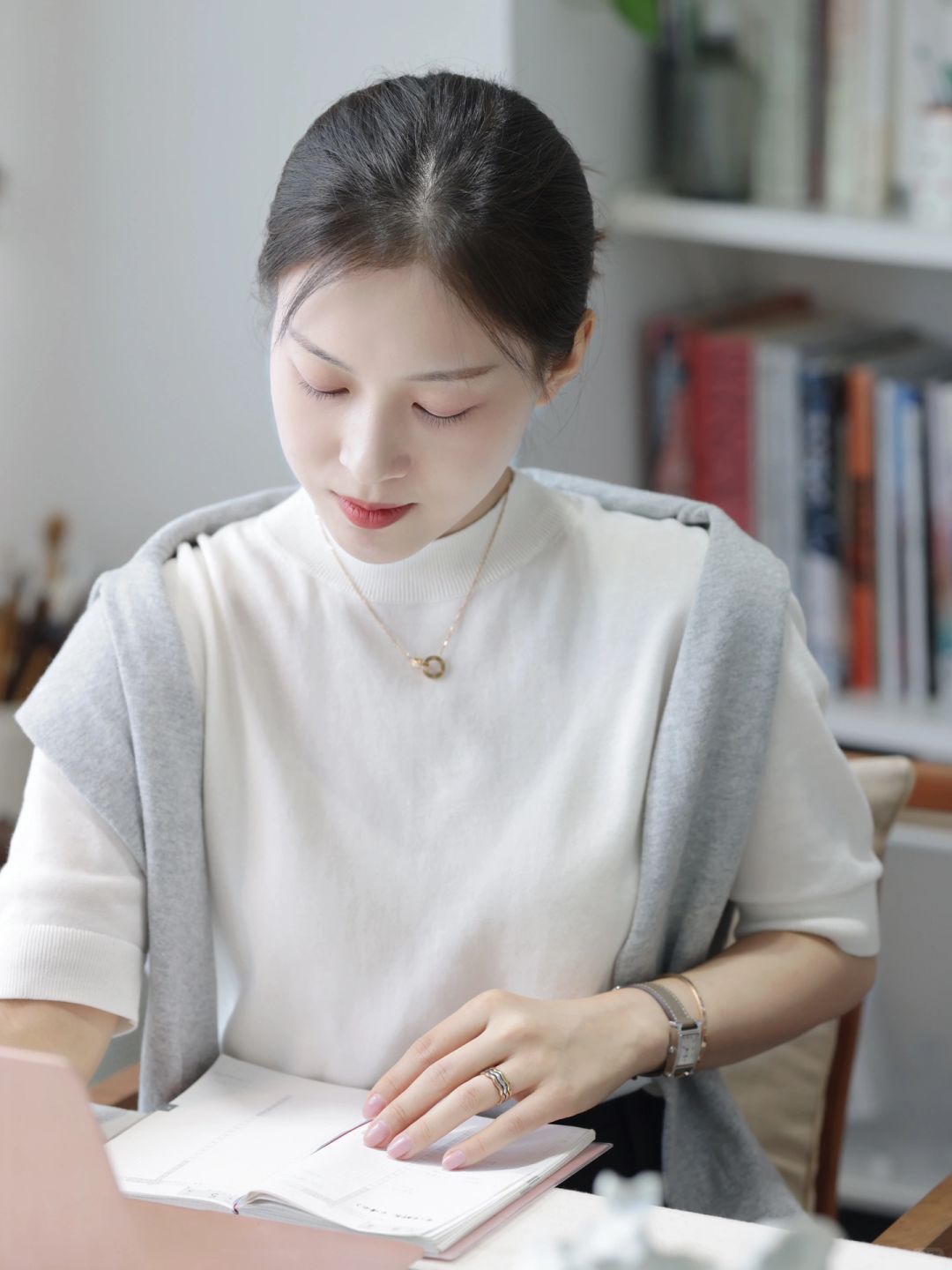 “享受忙碌，适应孤独。”不要紧，山野有路灯。