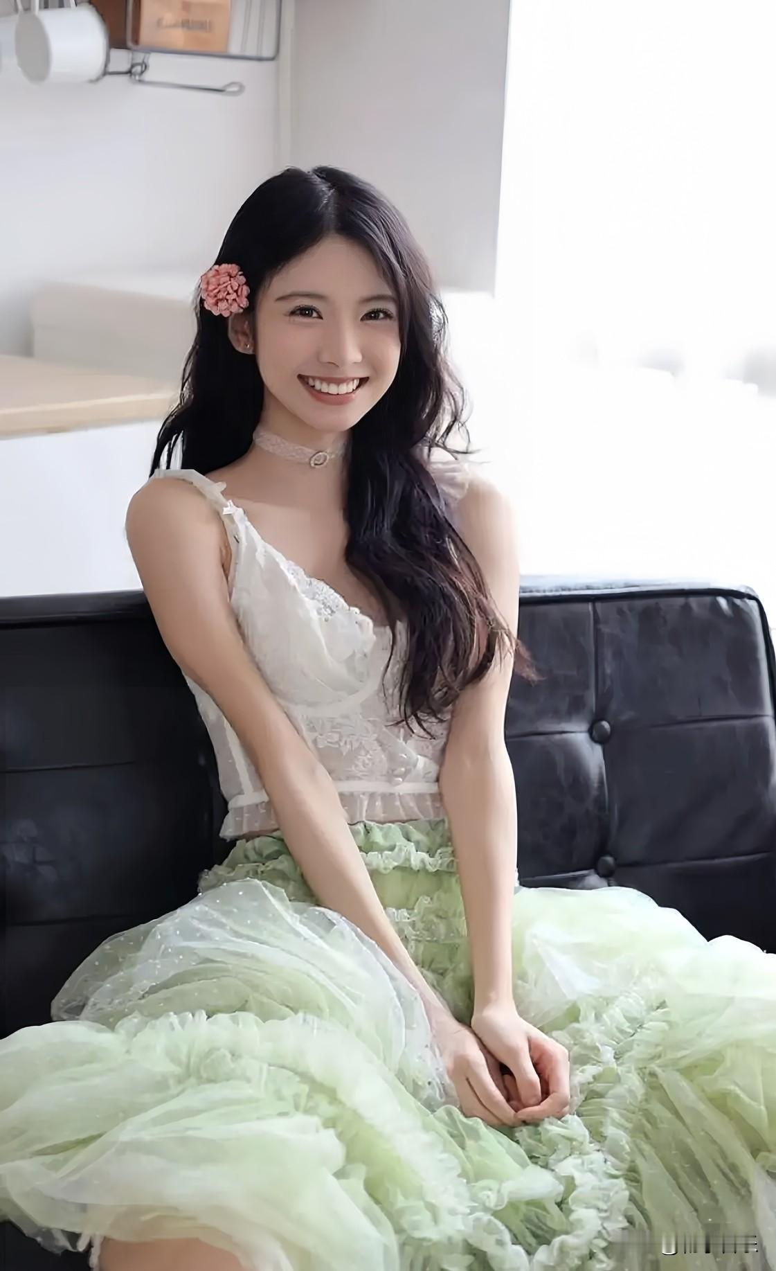 甜美暴击！粉色发夹轻缀发丝，清新得像初恋的风，一眼沦陷～
少女风写真照温柔少女写