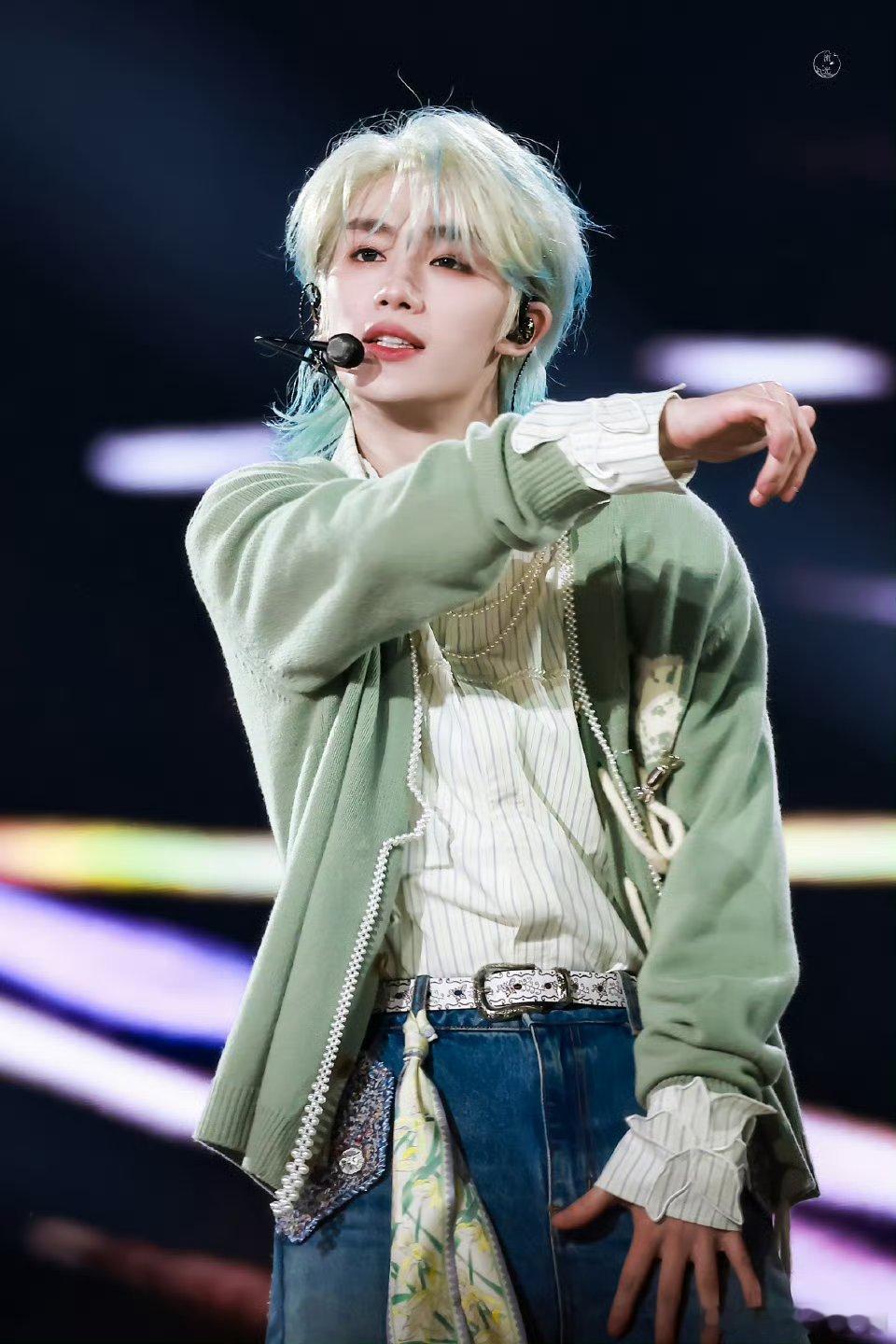 西装银发狼尾 丁程鑫完全老公模样 丁程鑫银发吸血鬼伯爵杀疯了 