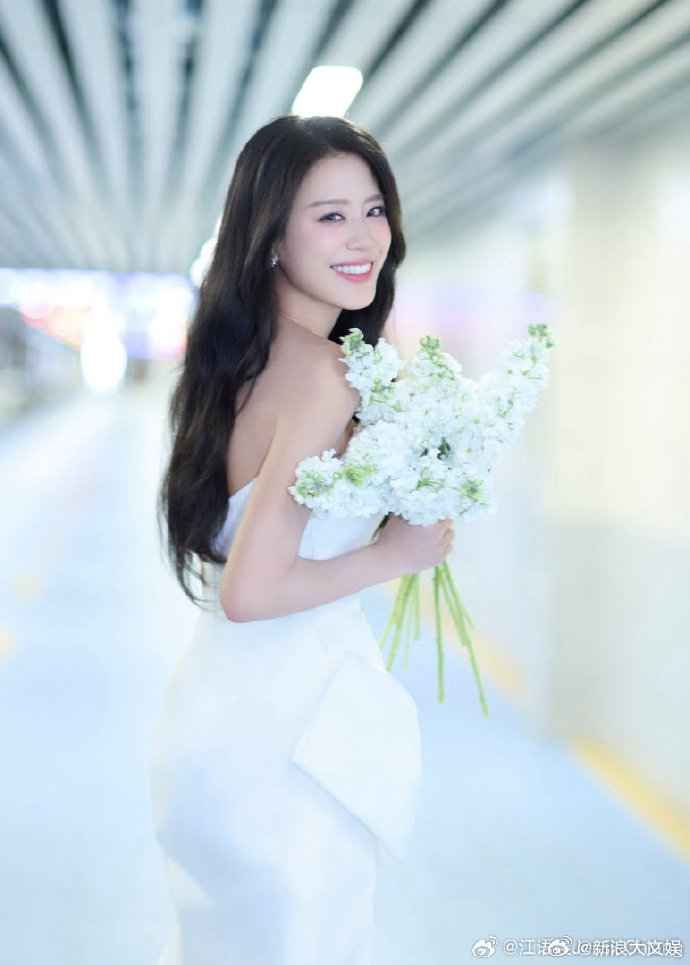 江语晨方否认退赛 江语晨方否认网传退赛传闻：“随她们说吧，姐现在泡在训练室连化妆