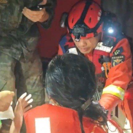 广西一家三口被洪水浸泡10小时获救 西安·华严寺