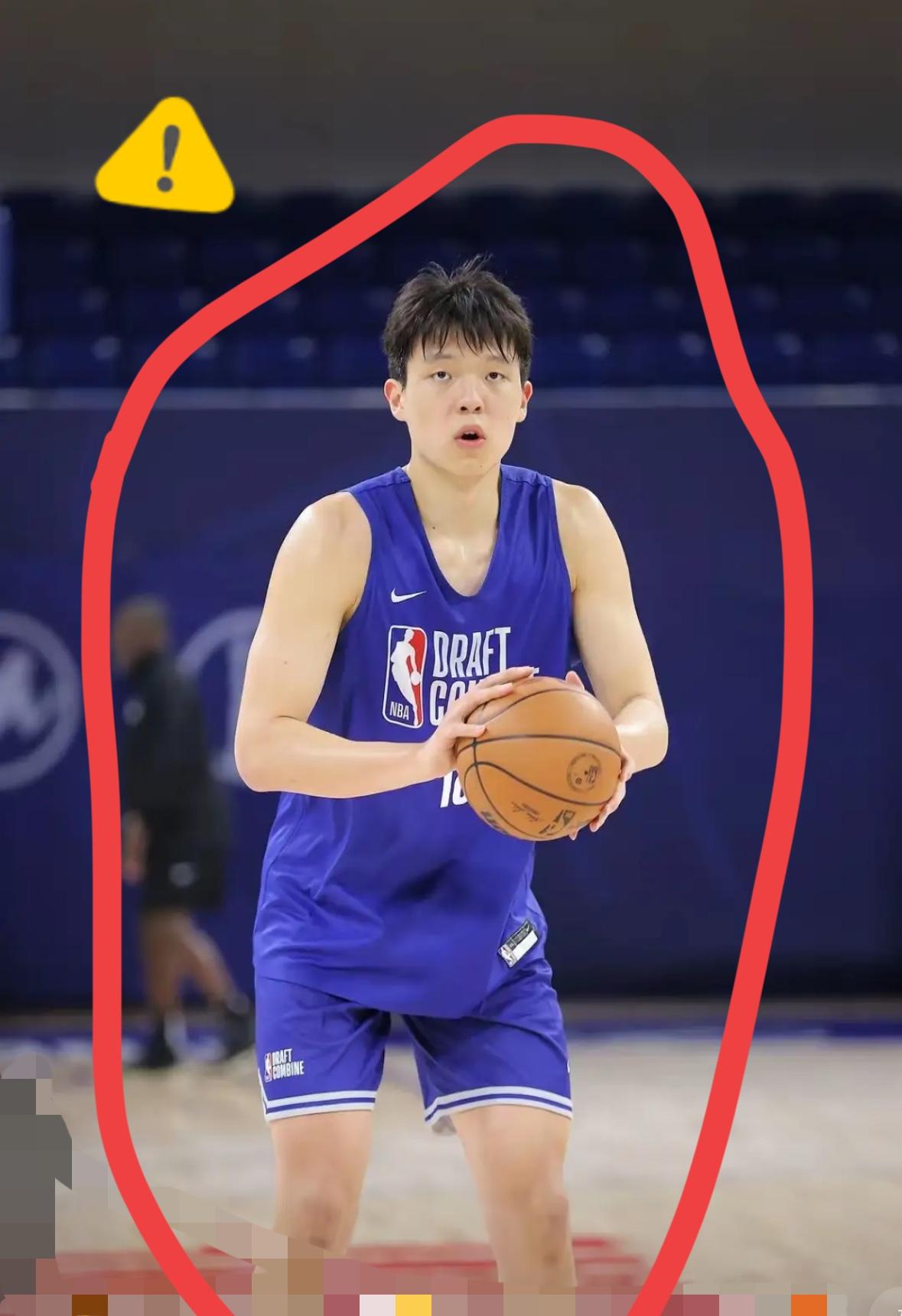 杨翰森第二场爆发原因显而易见：

第一场和翰森搭配上场的基本都是开拓者的首发阵容