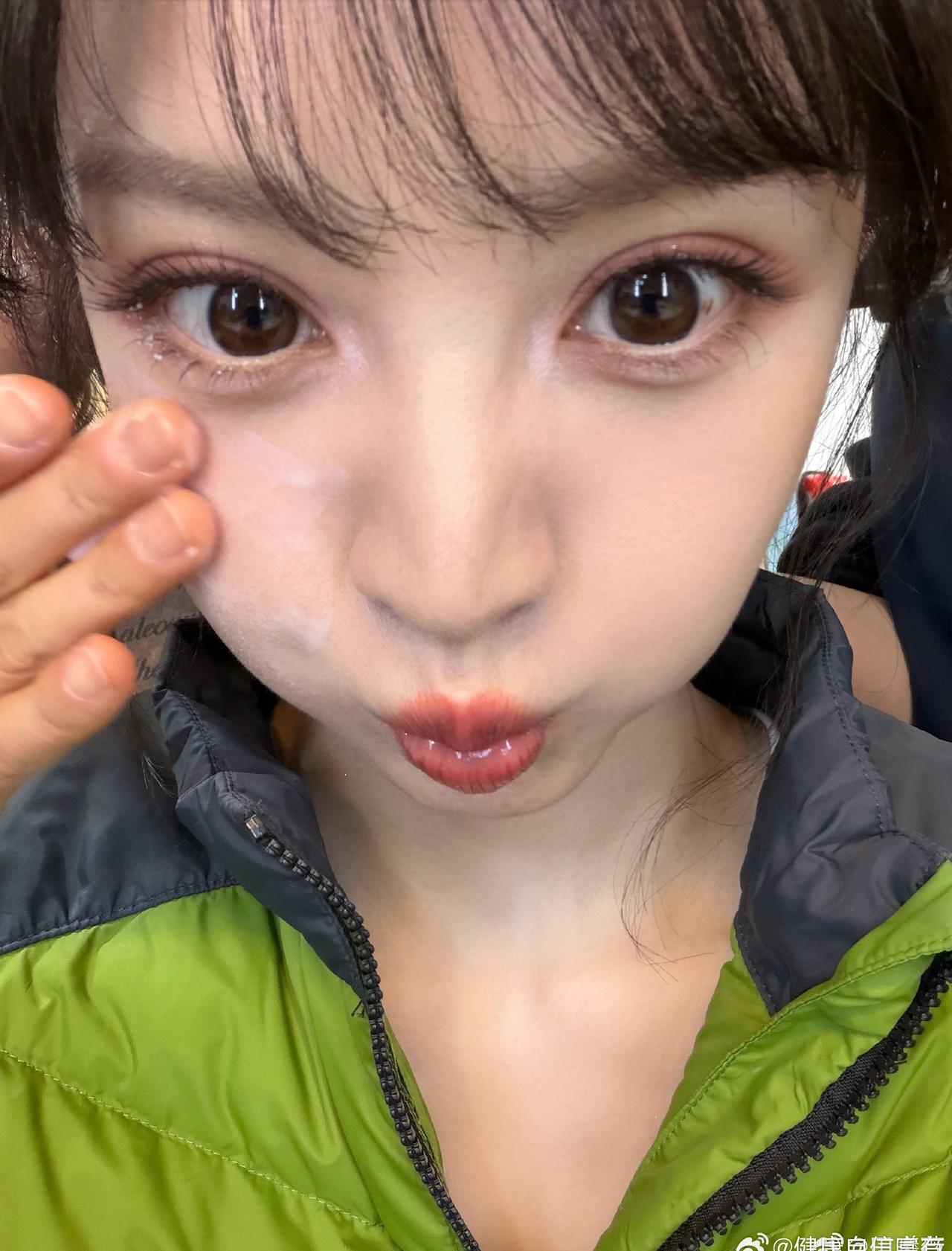 看到田曦薇拍青天大老爷手势舞，我想说不愧是本尊啊！

甜妹田曦薇也太会整活啦！直