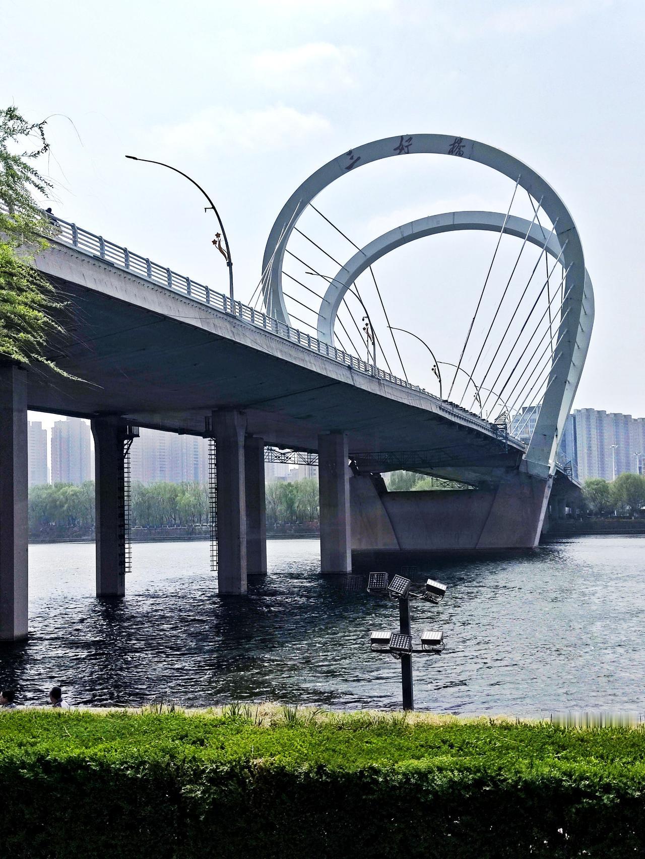 《三好桥》头景色一观
   沈阳浑河三好桥，是跨浑河大桥之一。建筑宏伟壮观，沈北