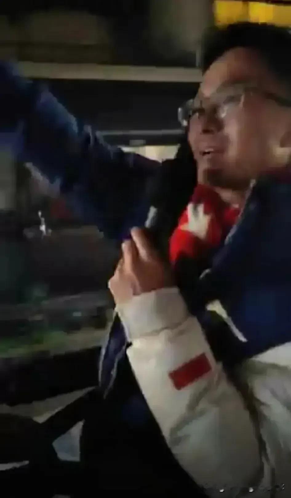 孤独的侯汉廷，没有伞的孩子只能一个人奔跑，从头再来，继续加油……！