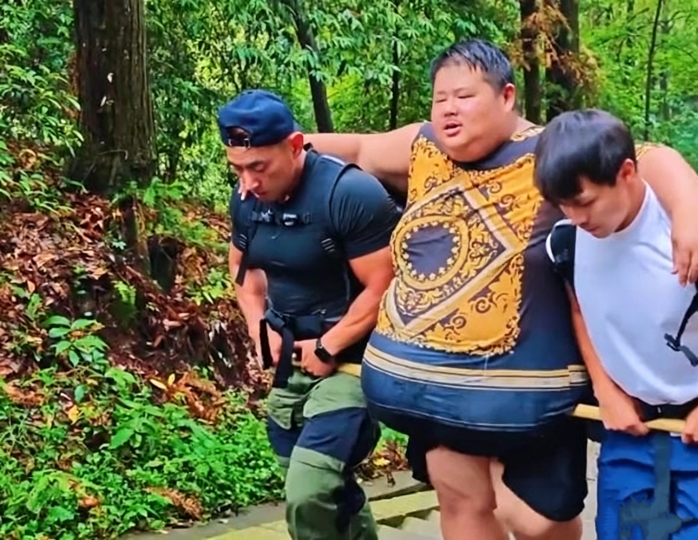 343斤网红徒步峨眉山晕倒被抬下山33岁吃播博主良子体重343斤，执意徒步挑战峨