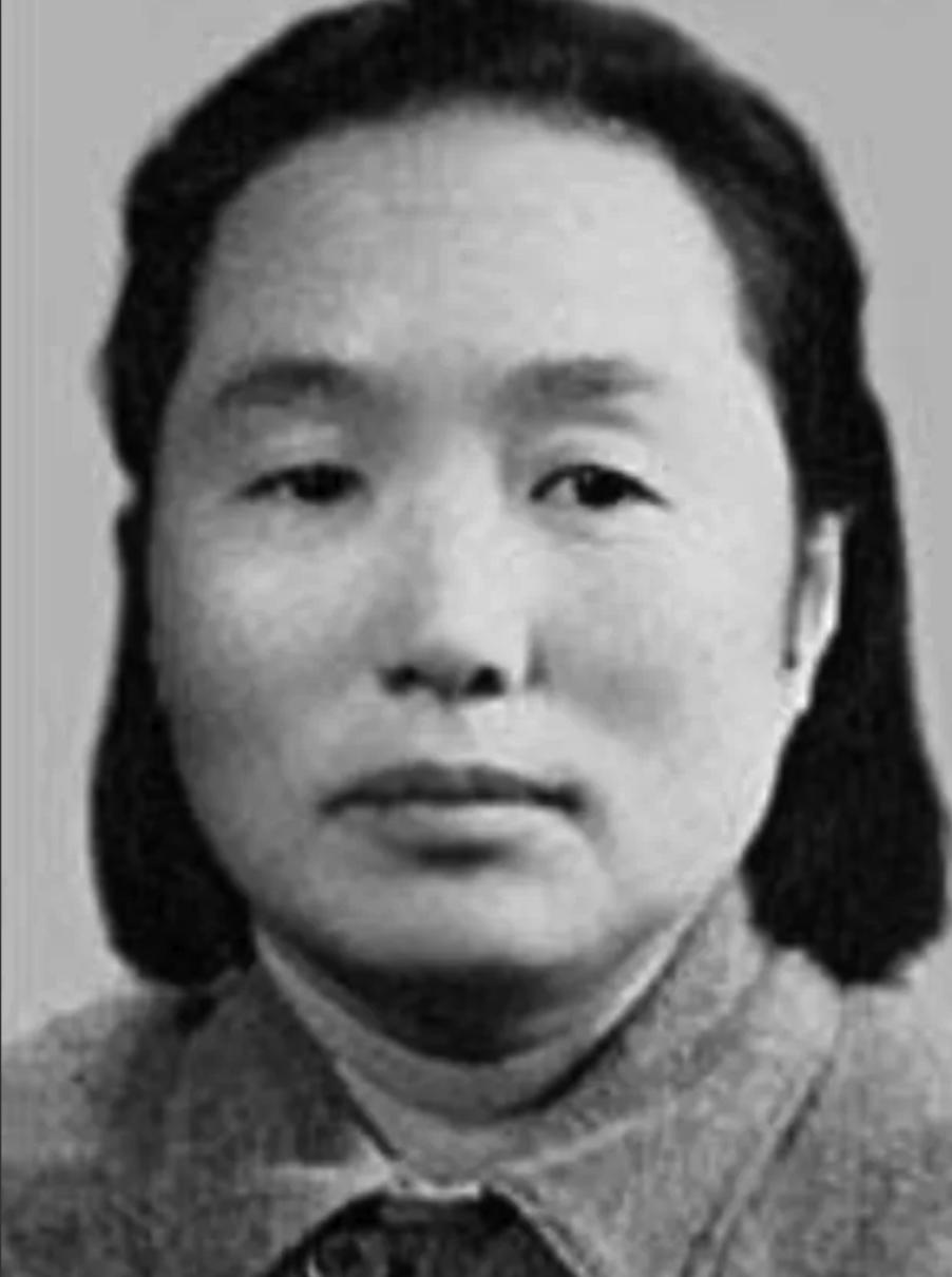 1937年，地主王学文正烤火，忽闻敲门声。一女红军递来孩子急道：“大哥，这孩子托