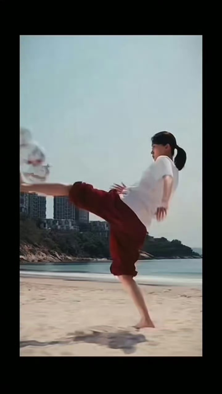 张小斐海边踢球 怎么帅成这样张小斐短发白衬衫，一脚踢出10亿！恭喜《功夫女足》破