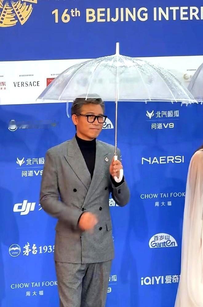 北京电影节开幕式炸了！李乃文跨界唱《怒放的生命》，那嗓子简直了。
 

结果韩红