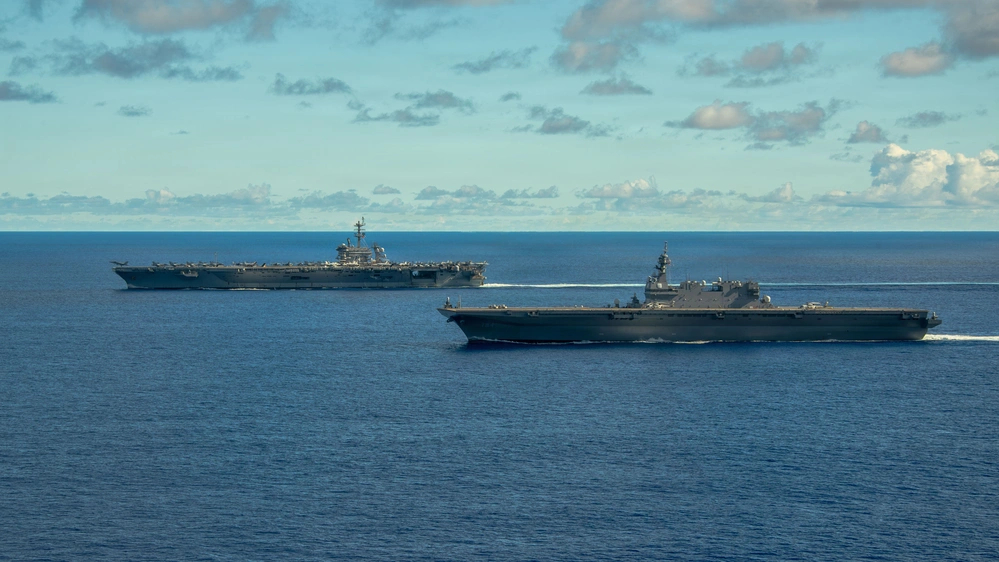 6月9号，美国海军华盛顿号航母(CVN-73)与日本海自加贺号航母(DDH-18