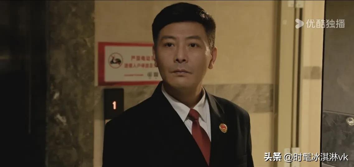 《以法之名》找姜红军钱的检察官好厉害，仅凭一副对联火眼金睛找到300多万

本来