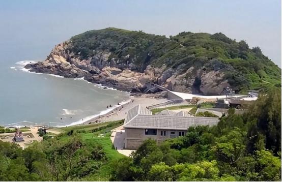 台军几十年把东引岛花岗岩掏成迷宫！吹得跟铁王八一样谁都啃不动，可岛上连一滴淡水都