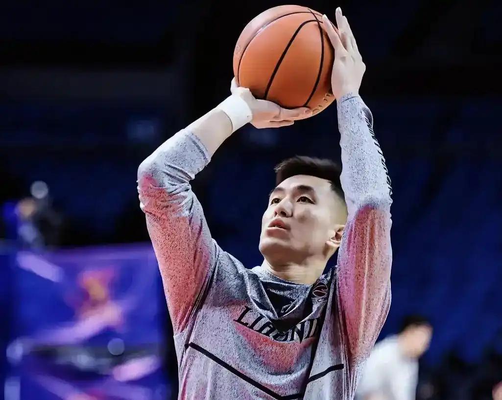 广州龙狮最终并没有与郭艾伦续约，这也就表明目前的郭艾伦已经成为自由球员，CBA任