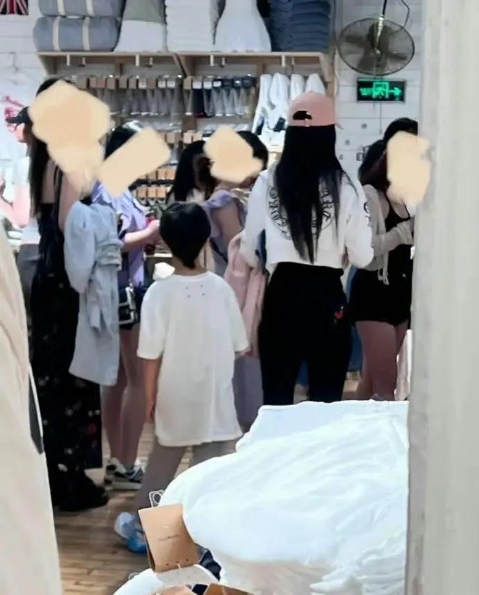 网友偶遇Angelababy带儿子小海绵逛街。
七岁的小海绵已经快到妈妈的肩膀了