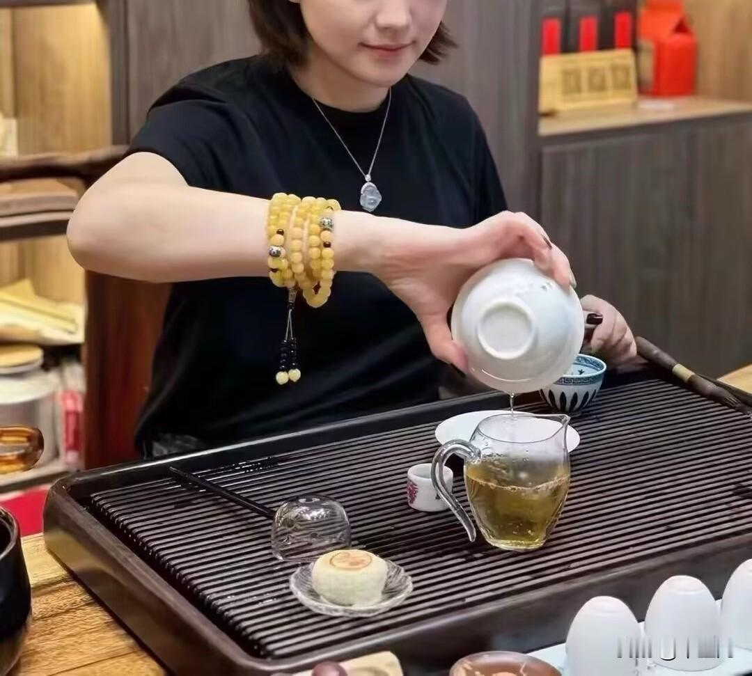 “不畏浮云遮望眼，自缘身在最高层。”
王安石的这首诗《登飞来峰》里的千古绝句，