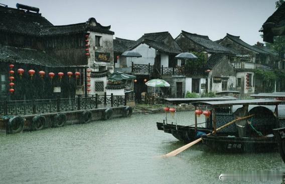【嘉善·西塘古镇】枕水西塘，薄雾似纱，两岸粉墙高耸，瓦屋倒影。整座水乡古镇似诗如
