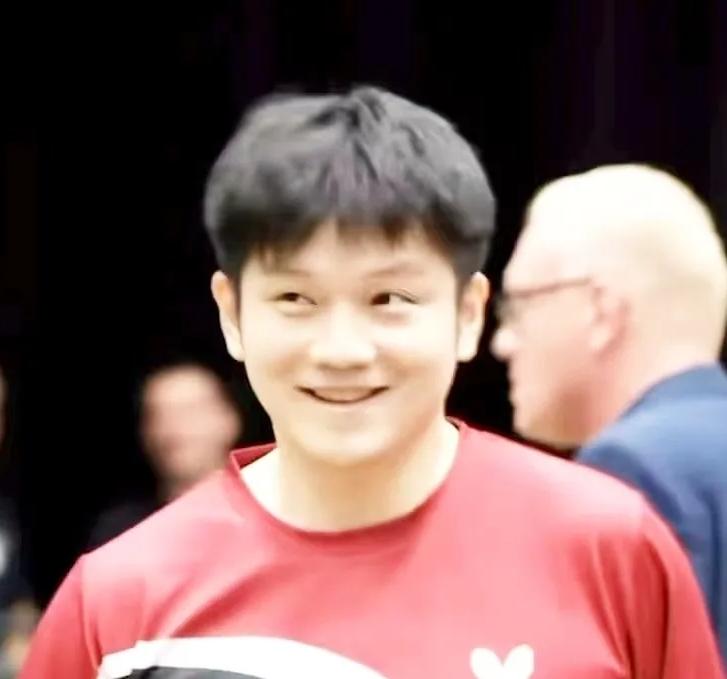 真的被这个视频暖到了！我刷到杜塞尔多夫俱乐部放出的中秋短片，整队人齐齐站成两排，