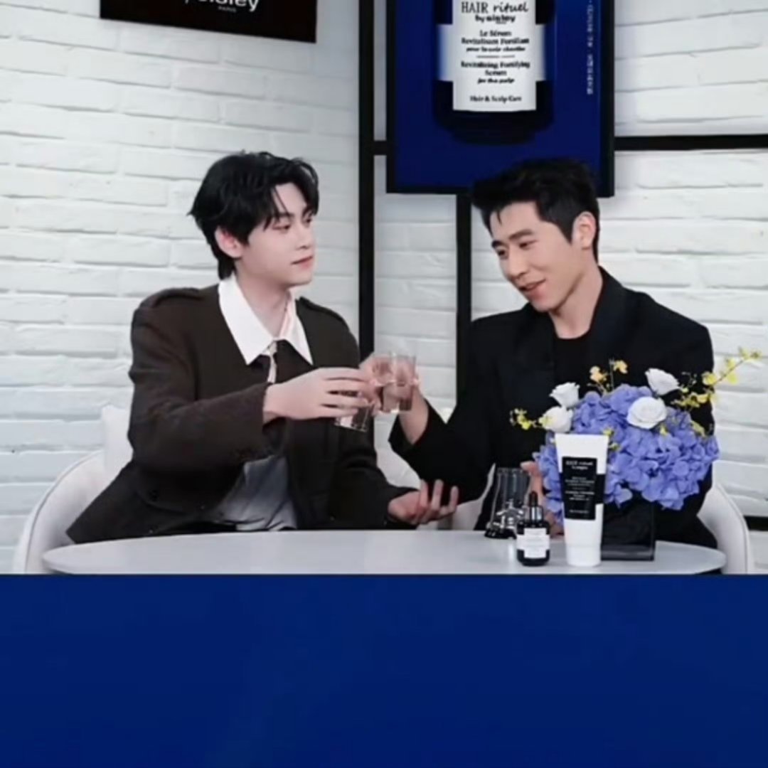 田栩宁右手拿杯左手托肘，真诚大男孩，山东人餐桌礼仪这块没话说 