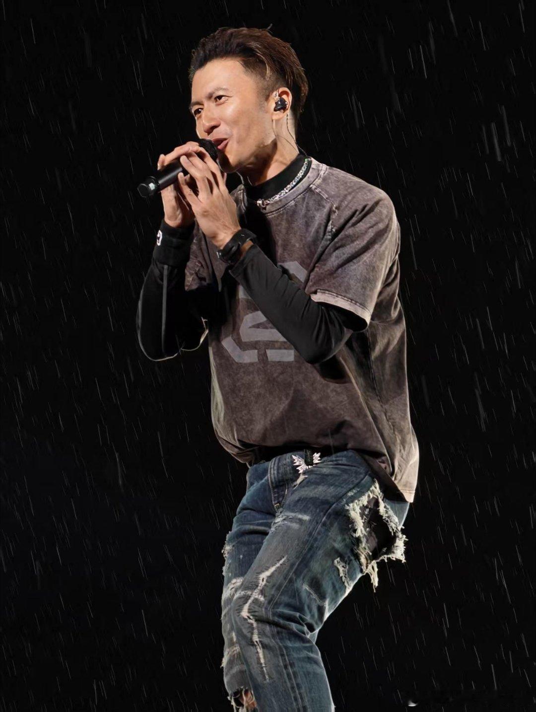 谢霆锋竟然点歌了 原以为是他在等我们点，结果是他为我们“点”了一首叫《点歌》的歌