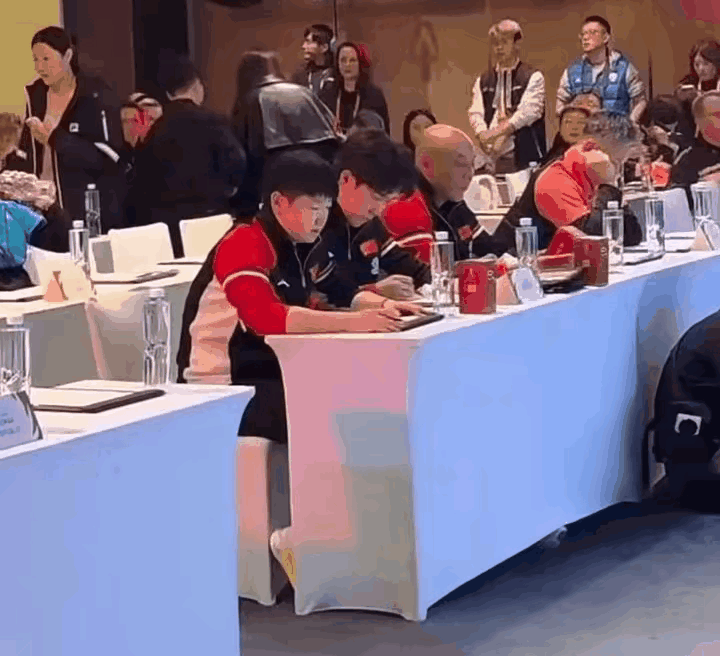 好难得一见的景
两小只与肖指一起
温馨的一家人
看着就让人心里舒坦
外界还在吵着