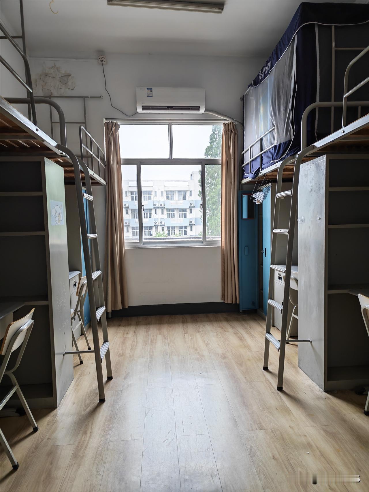 毕业同学差不多都离校了，行李也该陆续到家了吧。
阿姨们开始检查房间，看是否有小迷