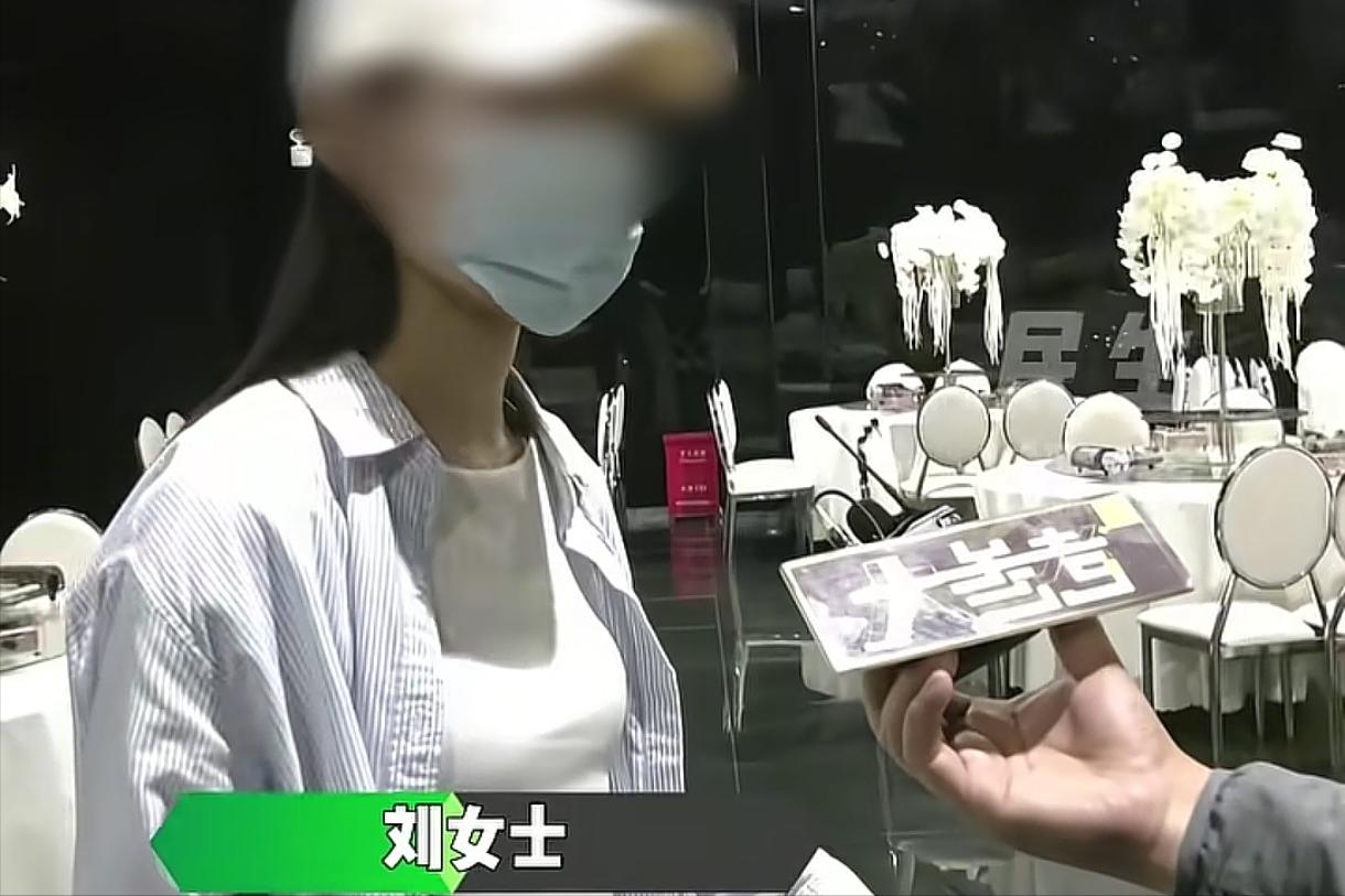 太尴尬了！河南信阳，女子换好衣服下来敬酒，却发现自己的客人都走了，自己花4万多举