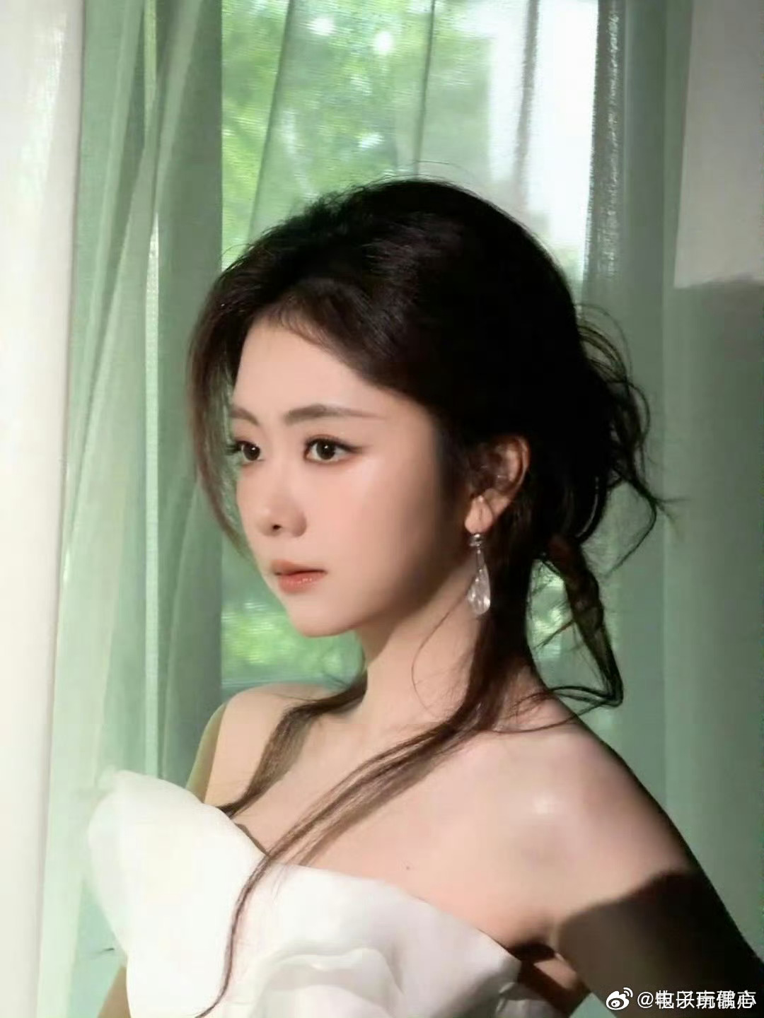 千金氛围感直接拉满！谭松韵眉眼弯弯藏温柔，白裙飘飘显贵气，配饰精致点缀，笑容甜美