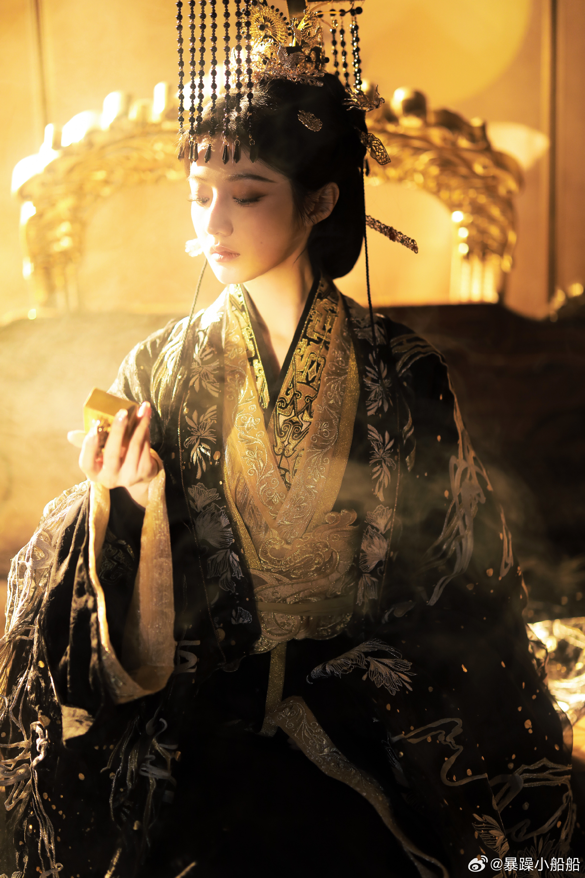 黄羿的盛世天下女帝出图好漂亮，盛世天下这个游戏她真是接对了，感觉已经可以靠这个角