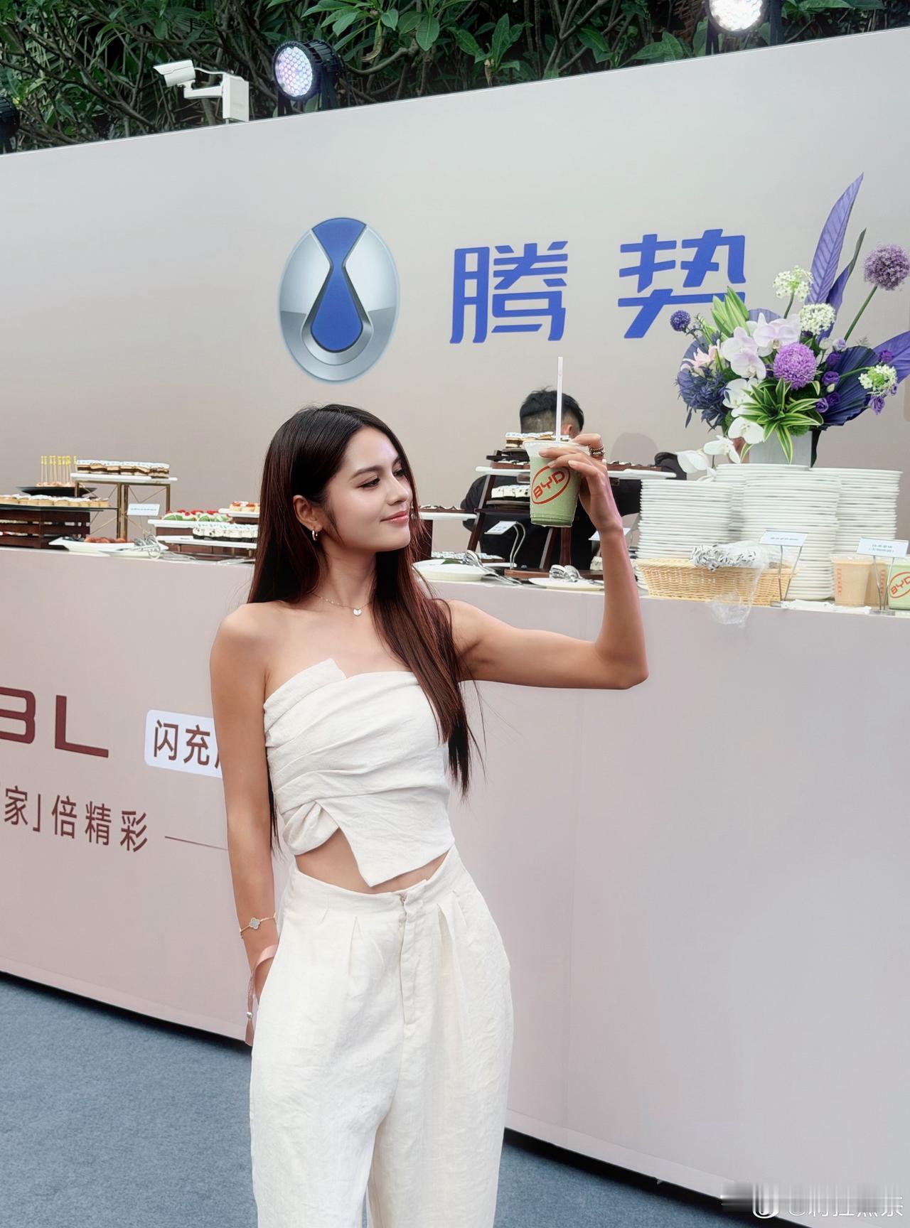 家里经常全家出行、长途自驾的朋友看过来，腾势N8L闪充版这台豪华大六座SUV，把