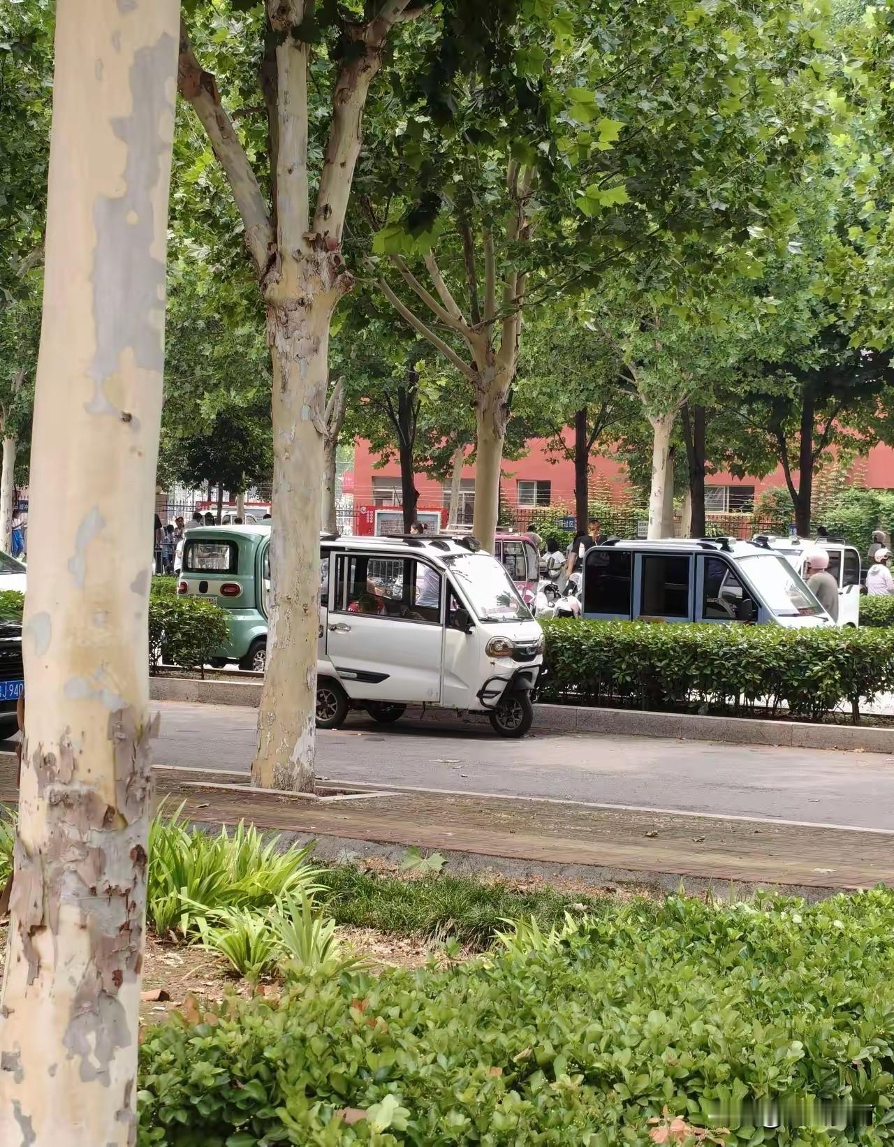 西安严总坠楼前，先把员工工资都给发了，然后跳楼身亡。谁能想到走到绝境的老板，心里