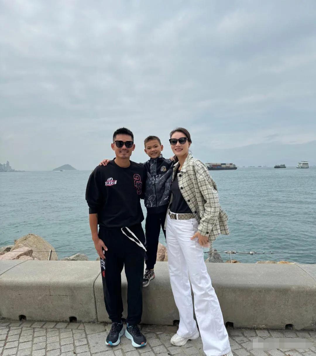 谢杏芳林丹一家人合照，这对其实真的好登对，好般配，能把一切都忘了，能做到的也就谢