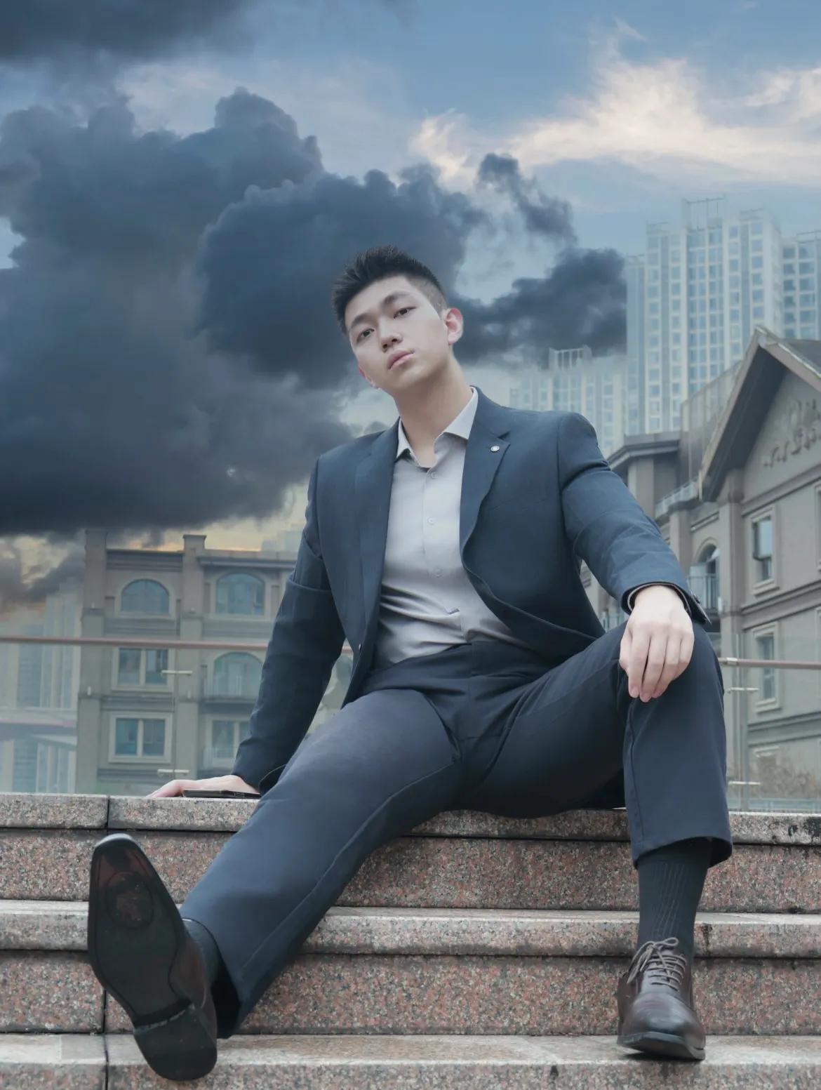 青春正当时，帅气逼人。