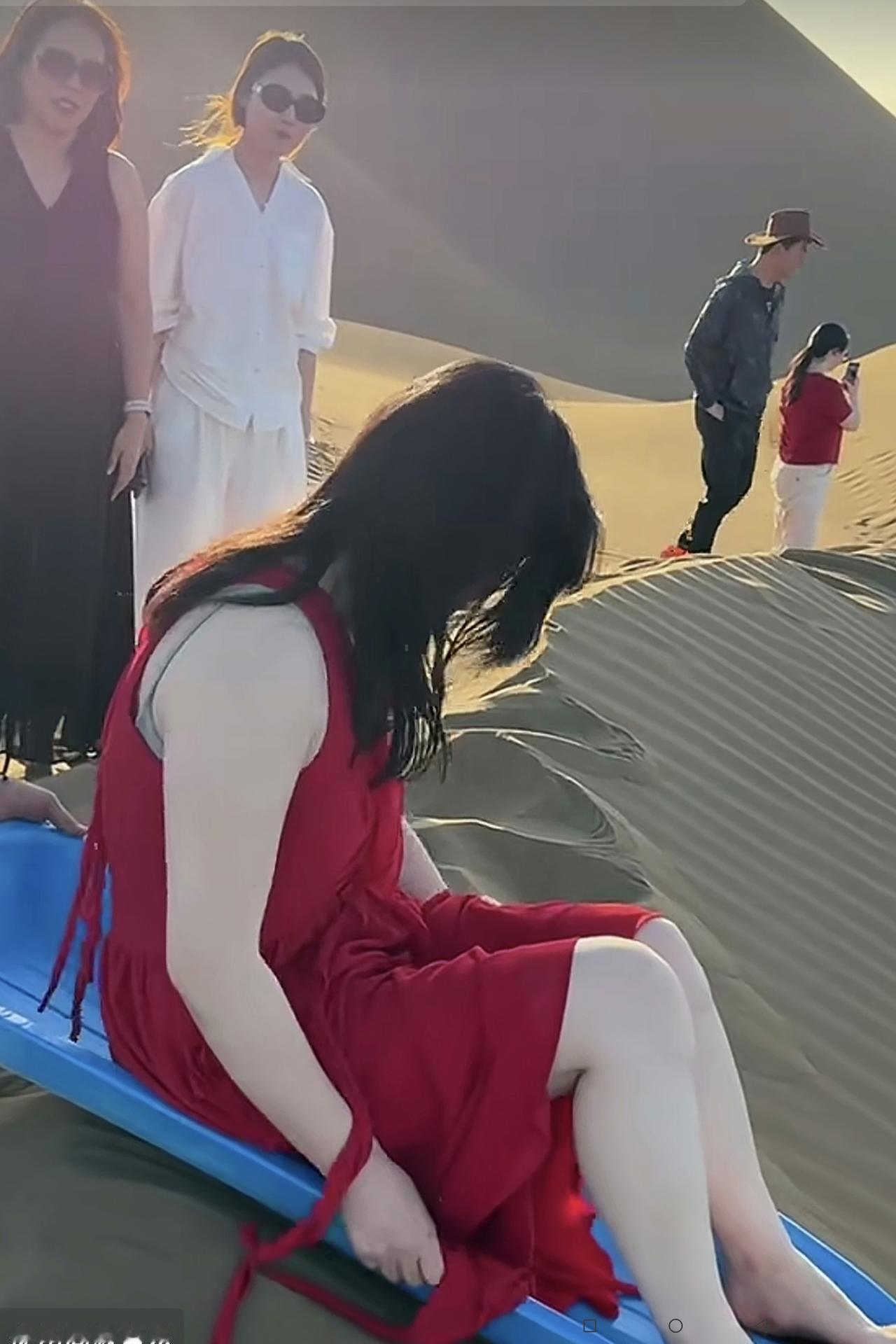 大家看看，这个美女是不是像台湾的一位名人？
她什么时候去了甘肃省鸣莎山旅游了，