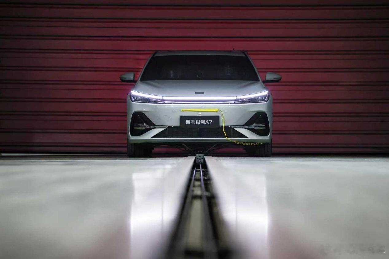 闯“双TOP”极限碰撞测试：不到10万的吉利银河A7，能拿几分？2025年的新能