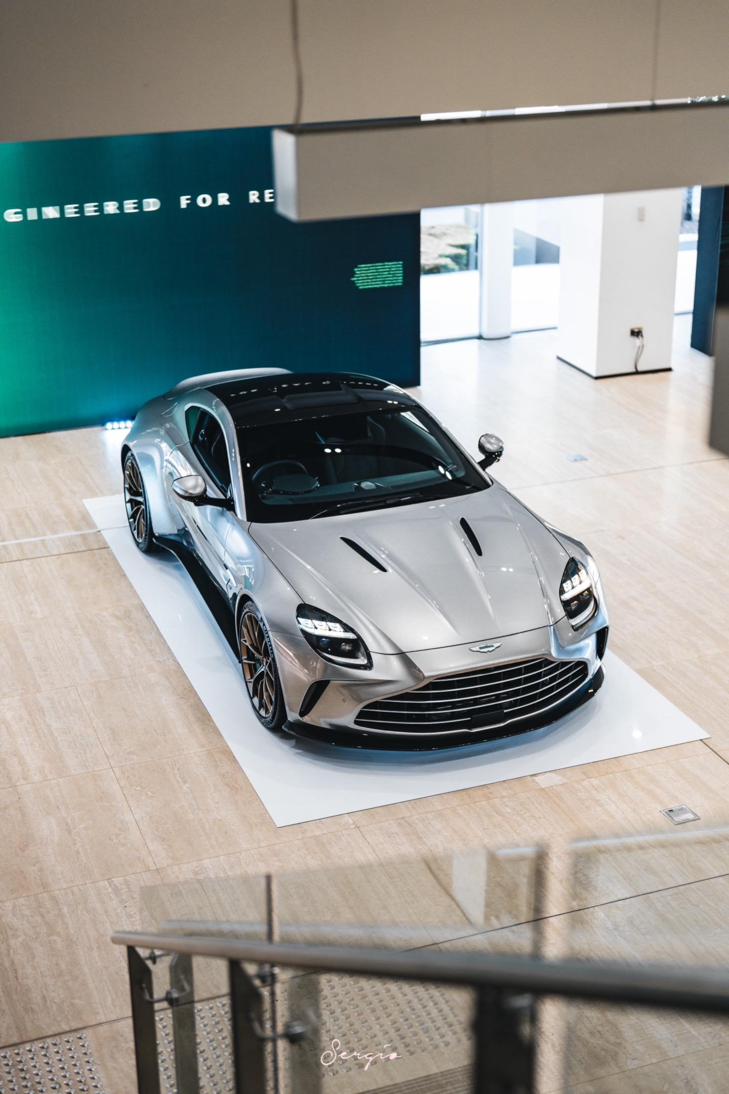 全新阿斯顿马丁Vantage一睹真容。快
就在半个多月前，马丁发布了新一代 Vantage
V8，同样的4.0t v8，同样的车体，但调高了马力并重新设计了一套内饰与前脸。
与DB12一样，刚发布时我觉得马丁似乎毫无诚意，新前脸套老尾巴。但当我见到实车之后就完全不这么想了。
很神奇，澳洲这个平常到车最慢之一的地区这一次居然这么快就到了新 Vantage的展车，迫不及待就去拍了一组图。见到实车，我发现新 Vantage整车都比照片要好看，比上一代的设计要激进了很多，气势十足，而车尾虽然大体没变，但后唇整个做了