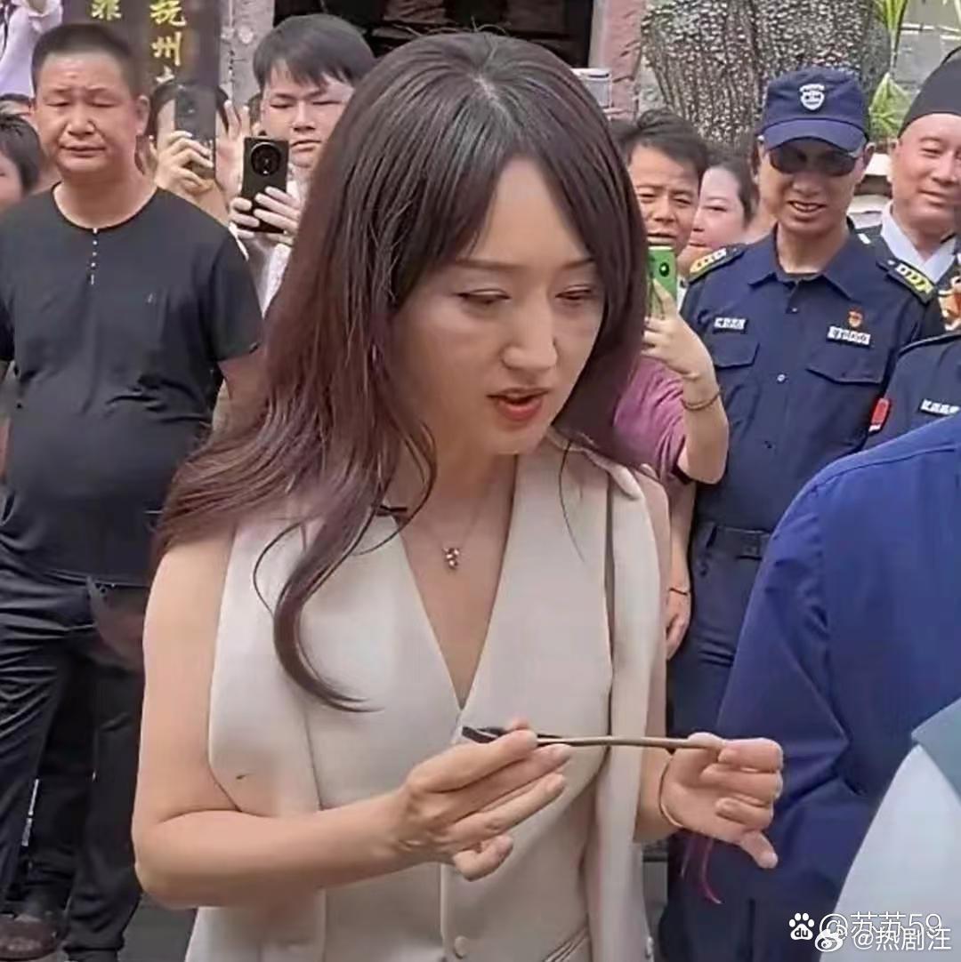 看杨钰莹的手和脸，一点都不年轻。 