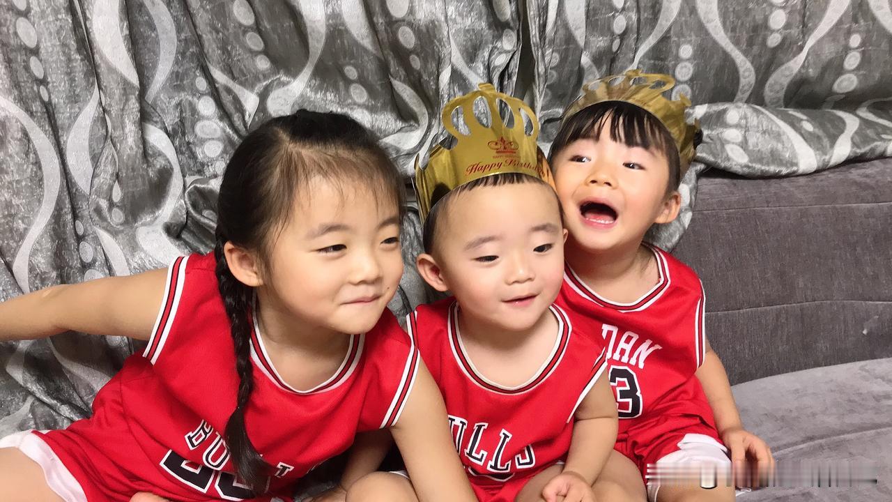 这三个孩子，长得是有多像，怎么好多人都说长得太像了😄