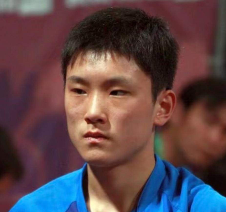 “五个绝对”后的张本智和像变了一个人：面对记者提问，不敢正面回答且眼神躲闪，没有