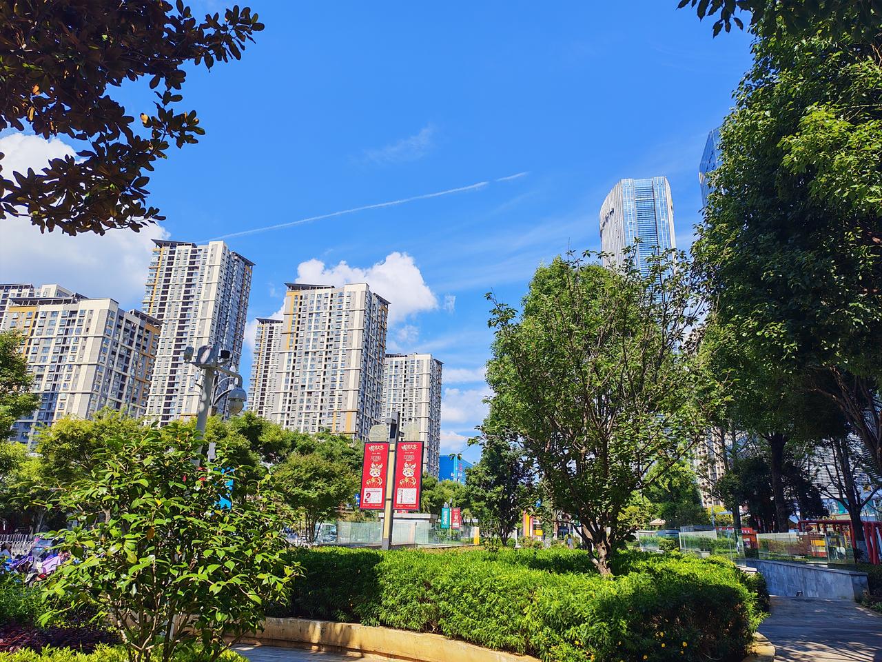 在我们云南的民族地方，很多外省男人来做上门女婿，女方不但不要彩礼，还要给他修建房