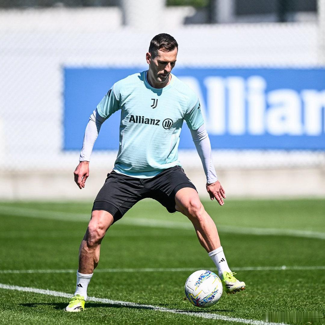 突发！尤文官宣：米利克右大腿股二头肌中度损伤！米利克是在昨天的训练中遭遇的肌肉伤