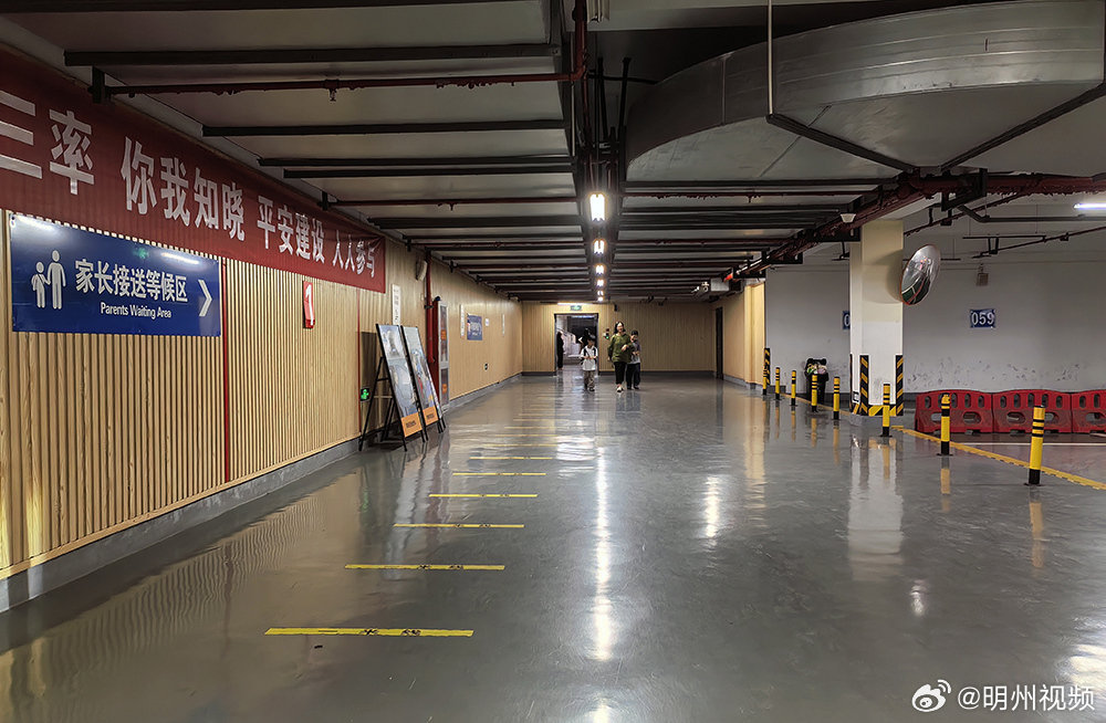 宁波德培小学接送通道关闭家长盼恢复地库通行 鄞州区德培小学金源路校区本学期关闭地