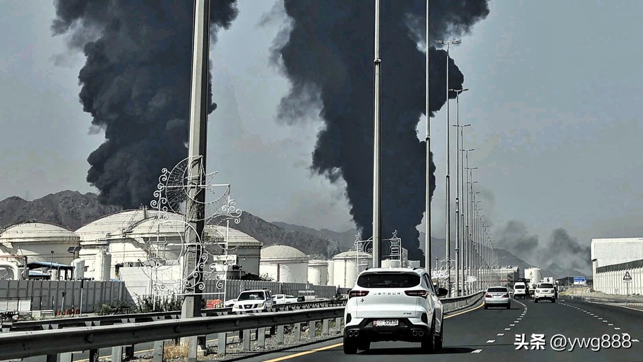 据报道，阿联酋富查伊拉发生的火灾是由一架被拦截无人机的碎片引发的。
美国总统唐纳