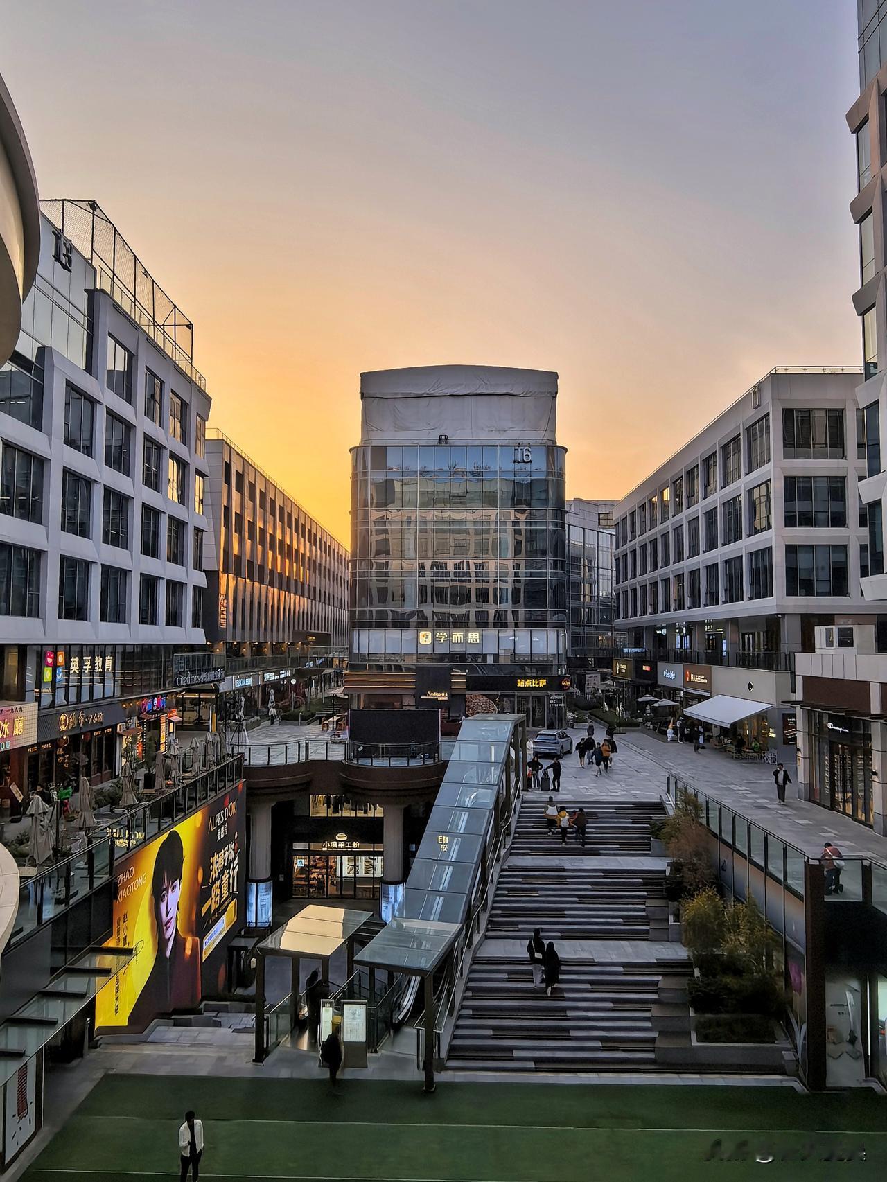 这个周末又和老友聚餐了，这次我挑了一家上海本帮菜馆。为啥又选上海菜？主要因为大家