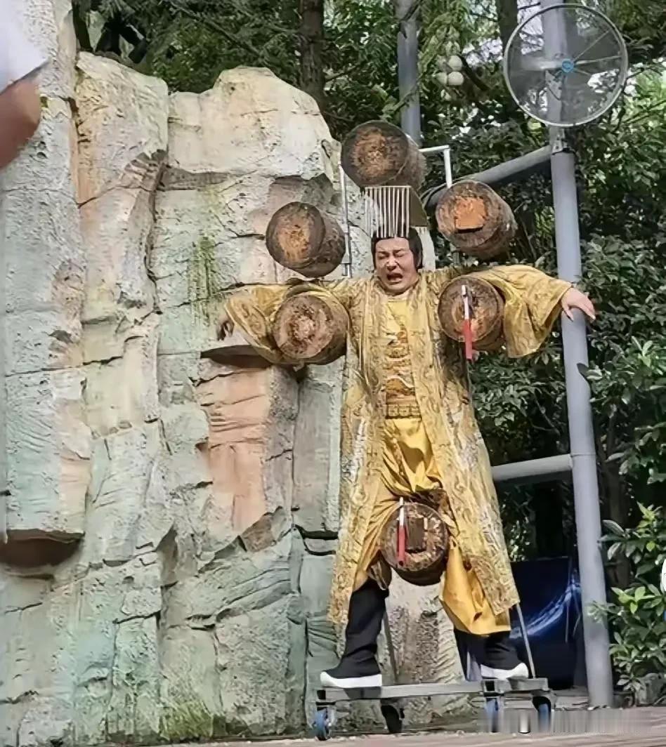 一天600元，日结，让你大热天的在景区做这样的表演，你愿意吗？