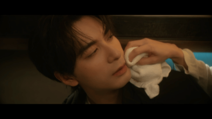 看聂九罗撩起头发往前走的飒爽模样，再配上炎拓在车上暗中窥视的眼神，两人还没正式交